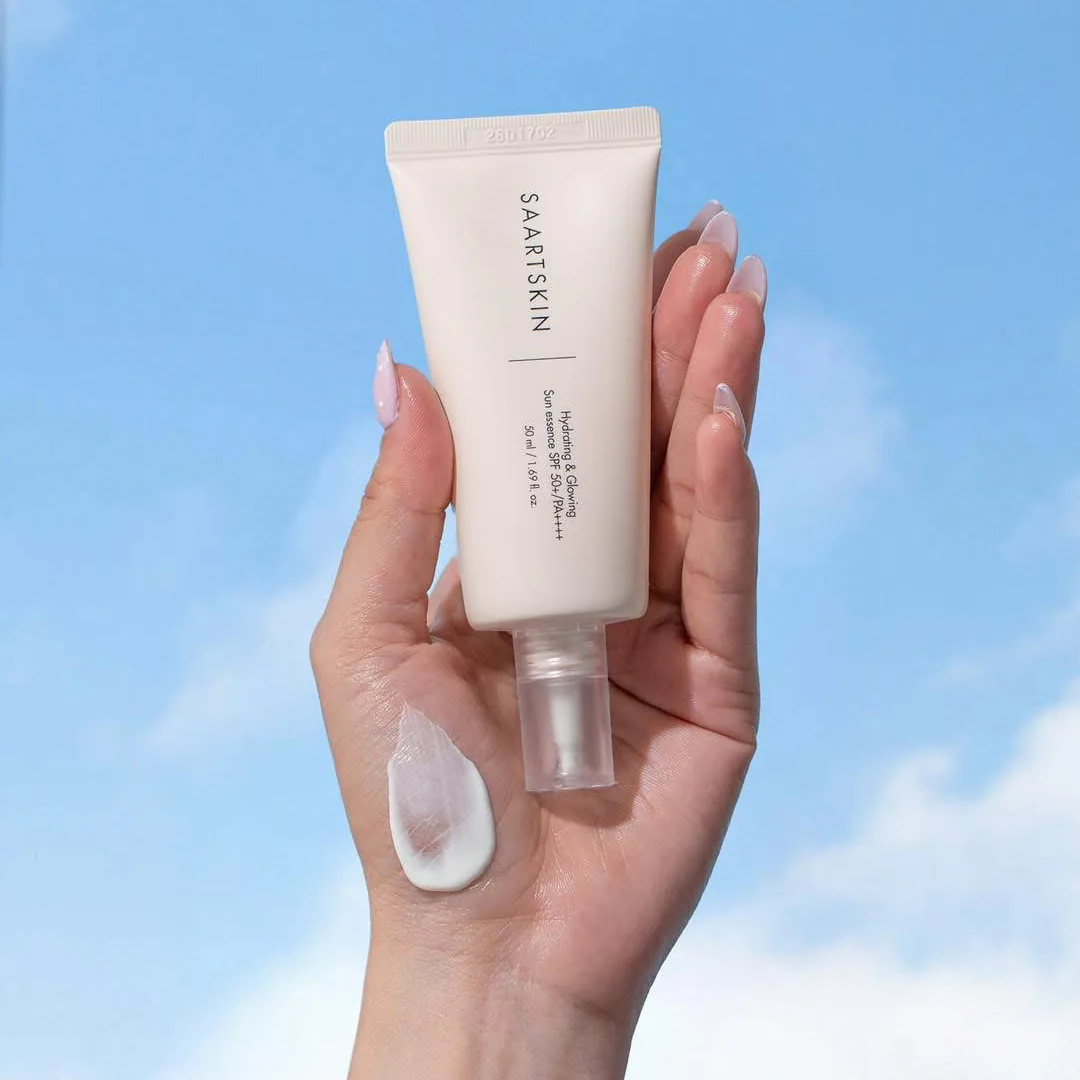 HYDRATING & GLOWING SUN ESSENCE SAARTSKIN